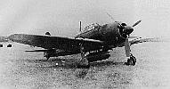 A6M5 Model 52c od Yatabe Kokutai sa pripravujú na eskortovanie samovražendého útoku počas bojov o Okinawu