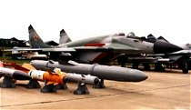 MiG-29SMT s časťou presne navádzanej výzbroje - zľava riadené strely Ch-58 a Ch-29T, riadená bomba KAB-500Kr a protilodná riadená strela JACHNOT. Pod krídlom je zavesená riadená strela vzduch-vzduch R-77