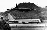 KC-135A na základni vo Vietname, v pozadí pristáva
