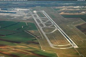 Letiště Vídeň po startu. Foceno z B737-700 Sky Europe, WIE-INN