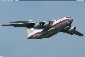 Il-76 plný vody letí hasit požáry k Novgorodu
