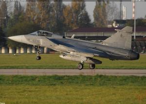 Jas-39C Gripen 9236 večerní přistání
