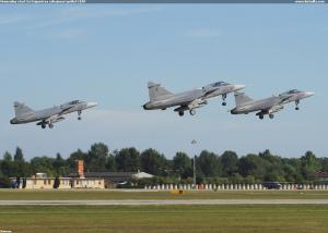 Hromadný start tří Gripenů na zahajovací průlet CIAF