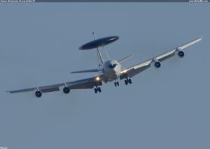 Awacs dorovnává do osy dráhy 27
