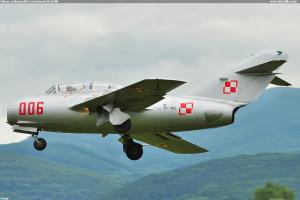 Mierne šialený pilot na krásnom lietadle