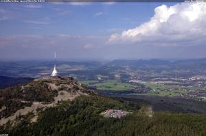 Ještědský hřeben, vpravo liberecké letiště