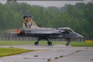 Gripen v dešti