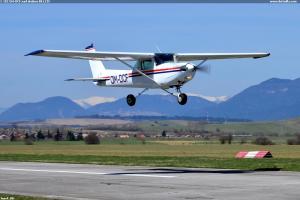 C 152 OM-DCF nad dráhou 08 LZJS